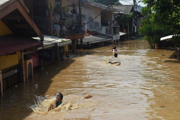 Pemerintah Propinsi DKI Jakarta untuk duduk bersama-sama menangani masalah banjir